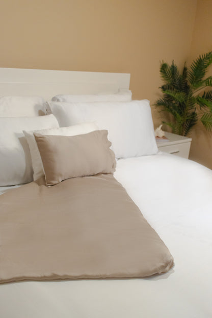 Wrinkle-free duvet cover set with smooth, flat fabric and matching pillowcases on a bed
